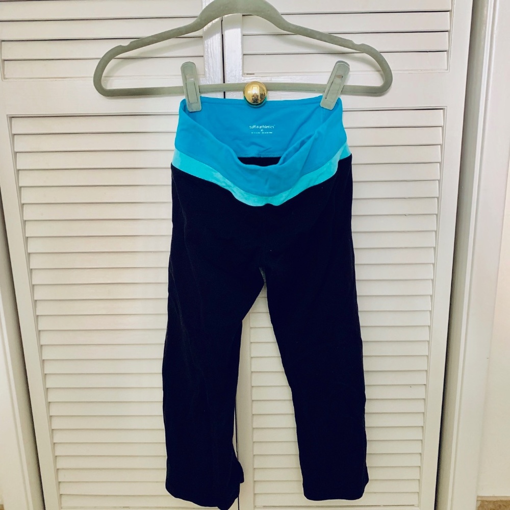 Mint Condition: Two Toned Band, Flattering Blue Capri Yoga Pants!